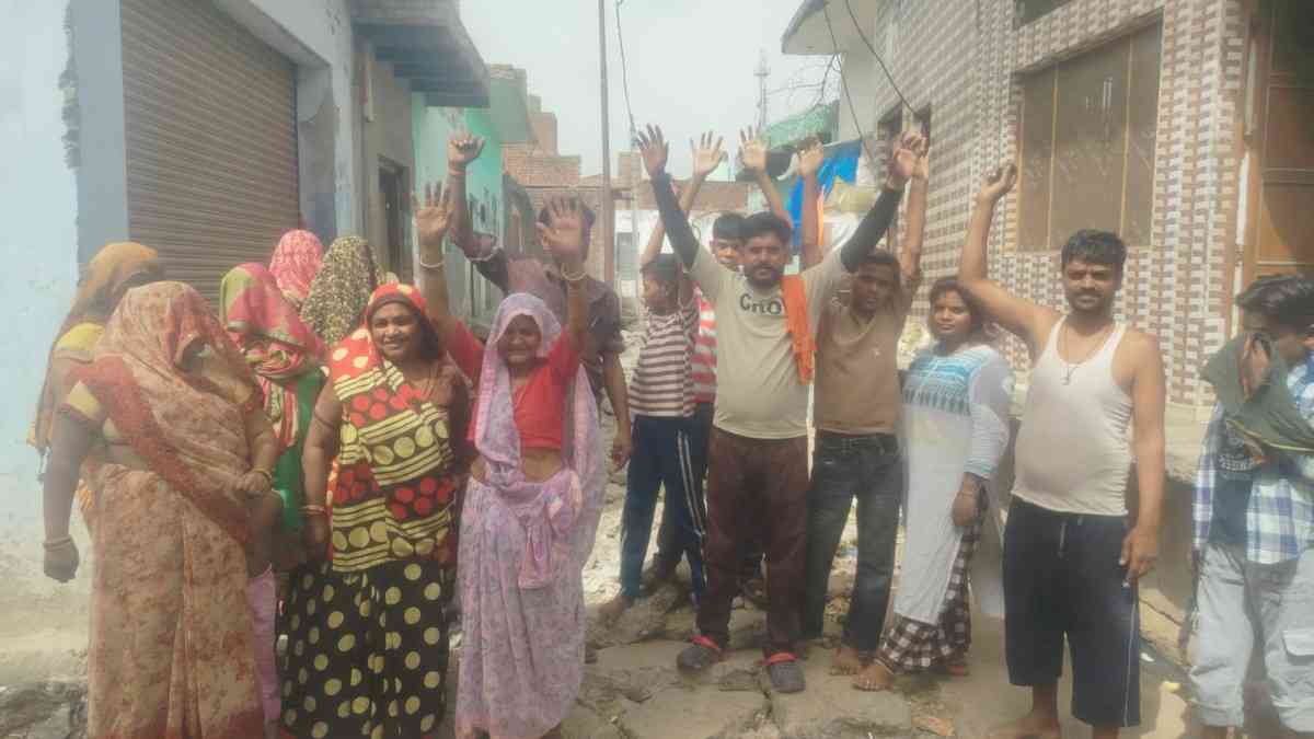 हसायन : सीवर लाइन के लिए खुदवाकर छोड़ दी सड़क के ऊबड़-खाबड़ पडे होने से परेशान वाशिंदो ने किया प्रदर्शन