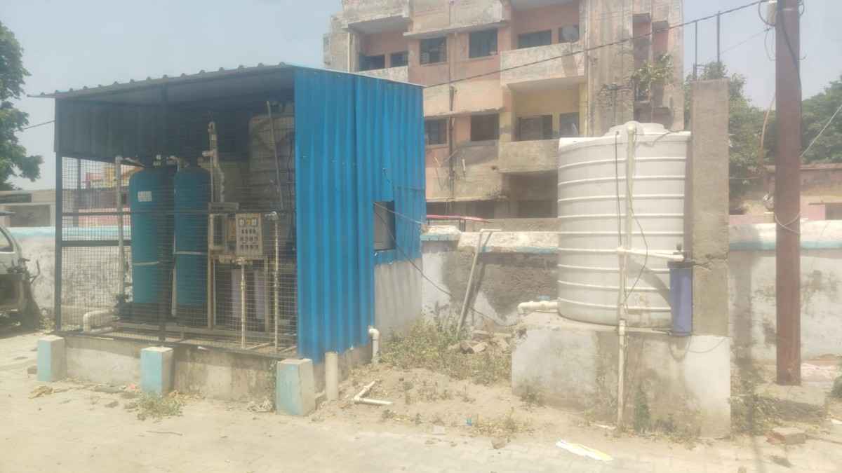 हसायन : पेयजल आरओ खराब होने से भीषण गर्मी में कंठ तर करने के लिए जनमानस व राहगीर हो रहे परेशान