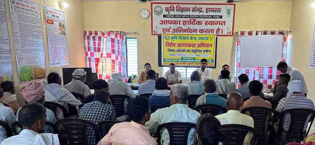 हसायन : संतुलित उर्वरक के बारे में किसानों को कृषि वैज्ञानिकों ने दी उपयोग किए जाने की जानकारी