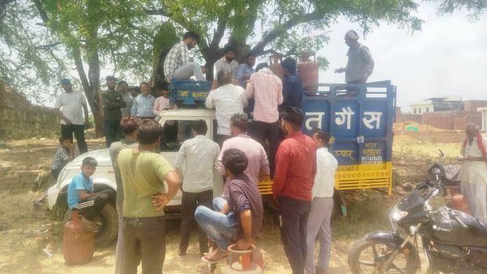 हसायन : गैस उपभोक्ताओं ने लगाया अवैध वसूली और परेशान करने का आरोप, भारत गैस एजेंसी पर अतिरिक्त शुल्क व केवाईसी के नाम पर धन वसूलने की शिकायत