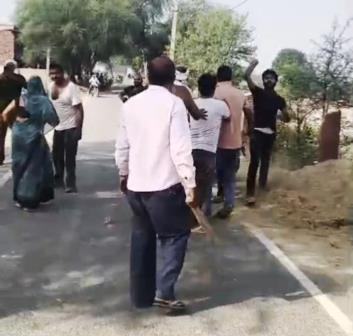 सादाबाद : मारपीट, फायरिंग में चक्की संचालक घायल, जमीन समतल करने के लेकर तीन दिन पहले हुआ था विवाद, घटना का वीडियो वायरल, पुलिस मामले की जांच में जुटी