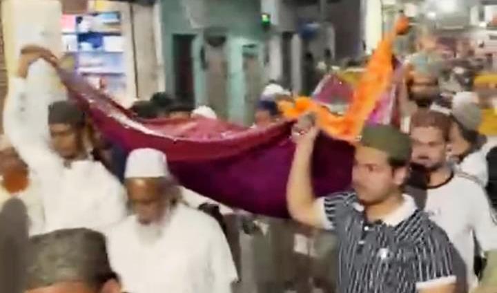 हसायन : हजरत ख्वाजा दादा दीन अली शाह बाबा के 46वें सालाना उर्स में हुई चादरपोशी