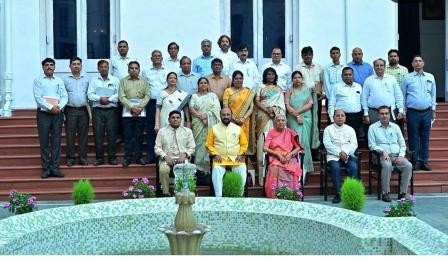 राजभवन में आयोजित समीक्षा बैठक में हाथरस के सरस्वती महाविद्यालय की उपलब्धियों को सराहा