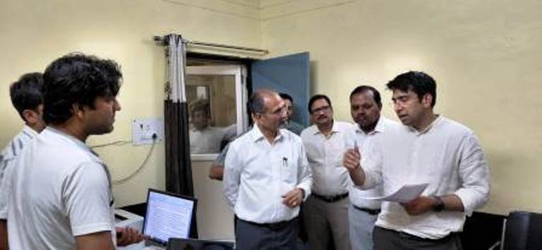 जिलाधिकारी Atul Vats ने मुख्य चिकित्सा अधिकारी कार्यालय का किया औचक निरीक्षण