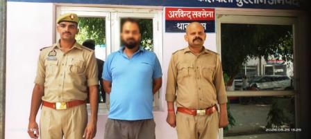 मुरसान : मारपीट एवं कार को रेलवे ट्रैक पर खड़ा करने के मामले में एक आरोपी गिरफ्तार