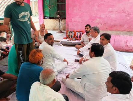सादाबाद : पीड़ित परिवार को सांत्वना देने पहुंचे विधायक, कुंजलपर के एक ही परिवार के दो सदस्यों की हुई थी यमुना में डूबने से मौत