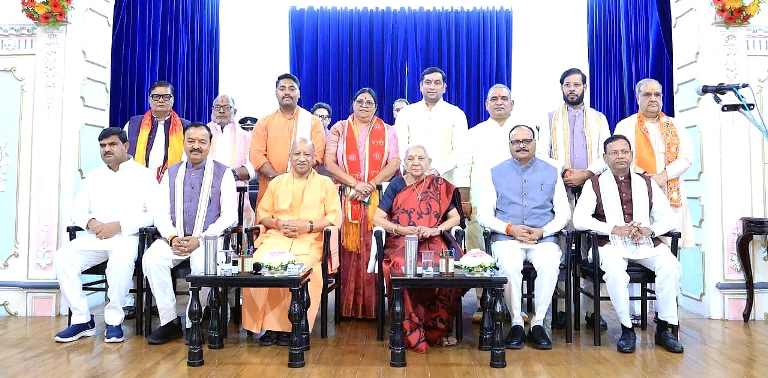 योगी मंत्रिमंडल विस्तार में आठ मंत्रियों ने शपथ ली, 6 नए चेहरे कैबिनेट में हुए शामिल, दो मंत्रियों का हुआ प्रमोशन, अलीगढ़ से सुरेंद्र दिलेर बने राज्य मंत्री