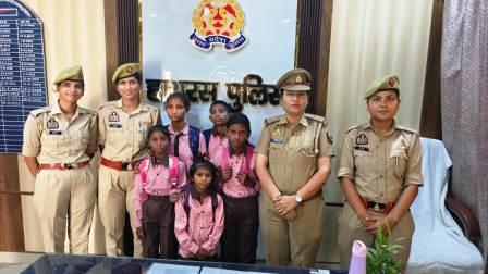 हाथरस पुलिस की संवेदनशील पहल: नव नियुक्त महिला आरक्षियों ने पांच वंचित बच्चों का कराया विद्यालय में प्रवेश