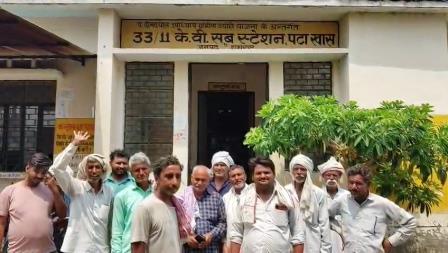 मुरसान : किसानाें की सूख रही फसल, परेशान किसानों ने पटाखास के विधुत उपकेंद्र का किया घेराव किया