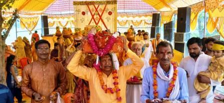 सासनी में बही भक्ति की बयार, कलश यात्रा के साथ श्रीमद्भागवत कथा का भव्य शुभारंभ