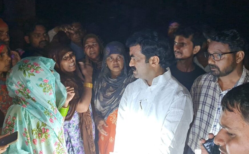 बिजली न मिलने से आक्रोशित ग्रामीणों ने बिजली घर का किया घेराव, ब्लॉक प्रमुख के आश्वासन पर शांत हुए लोग