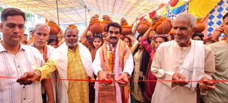 गाँव रतनगढ़ी में श्रीमद्भागवत कथा का भव्य शुभारंभ, मुरसान ब्लॉक प्रमुख ने की व्यास गद्दी की पूजा