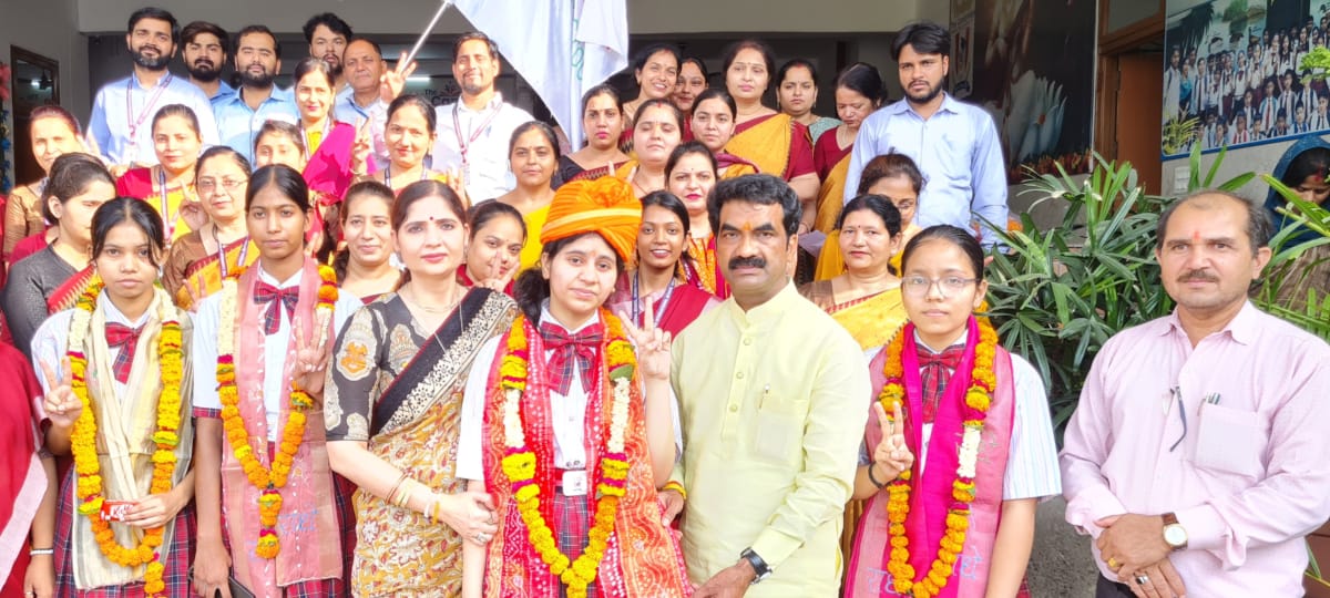 कैंब्रिज इंटरनेशनल स्कूल की देवयानी वशिष्ठ ने 97.69% अंकों के साथ जिले में पाया दूसरा स्थान