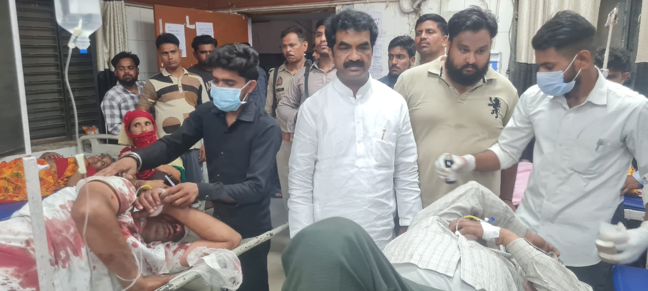 दो बाइकों की आमने-सामने भिड़ंत में दो युवक गंभीर घायल, ब्लॉक प्रमुख ने पहुंचाया अस्पताल
