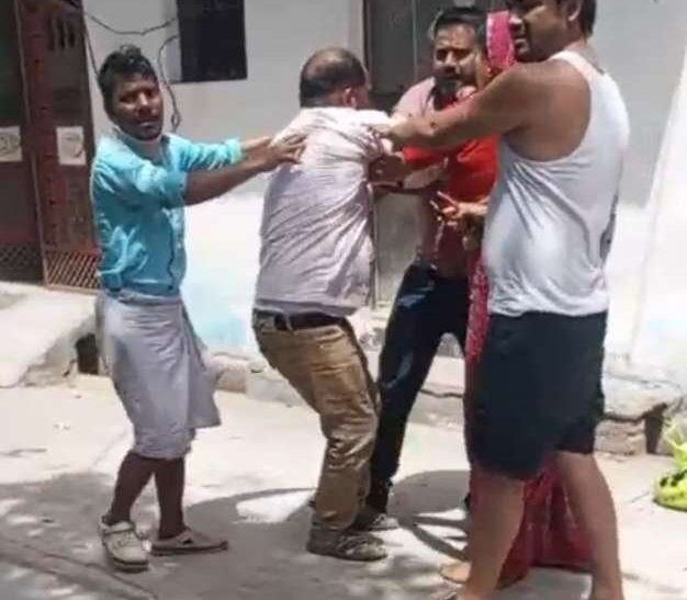हसायन : पुरानी रंजिश को लेकर चले लाठी-डंडे, छत पर चढकर दिखाई बंदूक से की फायरिंग