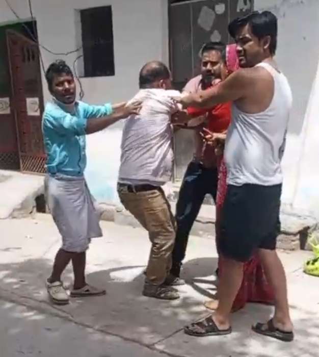 हसायन : पुरानी रंजिश को लेकर चले लाठी-डंडे, छत पर चढकर दिखाई बंदूक से की फायरिंग