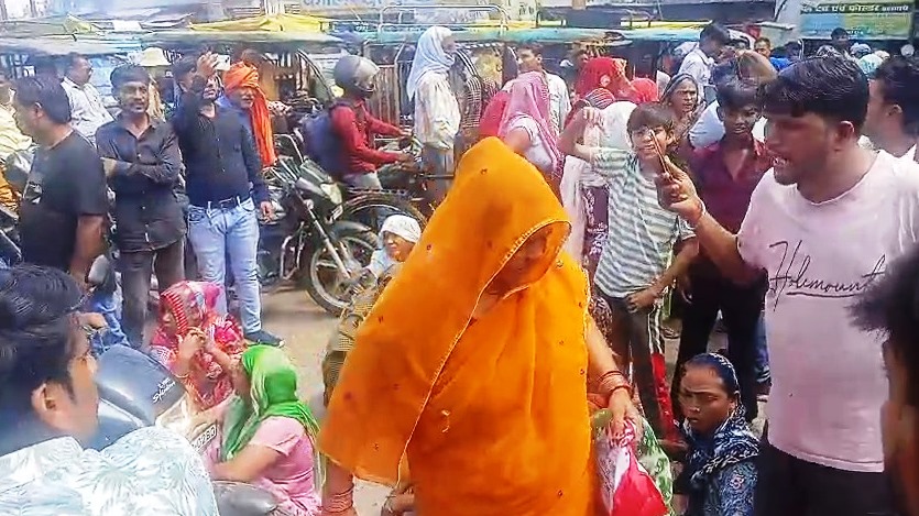 स्मार्ट मीटर के खिलाफ महिलाओं का हल्लाबोल, बिजली घर का घेराव कर जमकर की नारेबाजी, बिलों में गड़बड़ी का लगाया आरोप, आगरा रोड पर लगाया जाम
