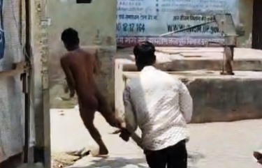 पांच हजार की शर्त जीतने के लिए निर्वस्त्र होकर गांव में घूमा युवक, सोशल मीडिया पर वीडियो हुआ वायरल, महिलाओं की शिकायत के बाद दो लोगों के खिलाफ मुकदमा, एक गिरफ्तार