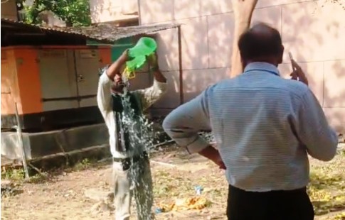न्याय न मिलने से हताश किसान ने चकबंदी दफ्तर में किया आत्मदाह का प्रयास, पीड़ित बोला – भैंस बेचकर अधिकारी को दिए 19 हजार रुपये, फिर भी खारिज कर दिया प्रार्थना पत्र