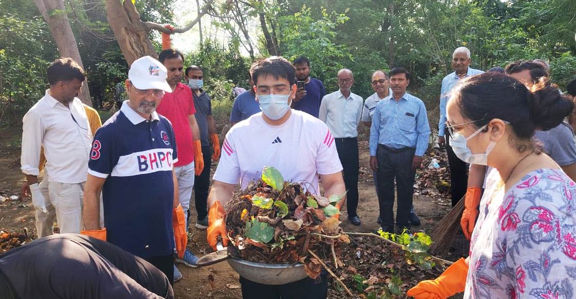 जिलाधिकारी अतुल वत्स के नेतृत्व में कलेक्ट्रेट परिसर में चला विशेष सफाई अभियान, स्वच्छता का दिया संदेश