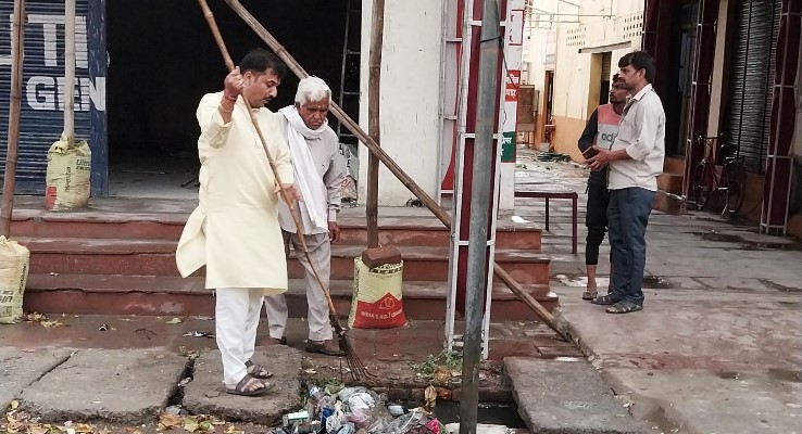 मजदूर दिवस पर कांग्रेस नेता ने नाले की सफाई कर श्रमदान किया