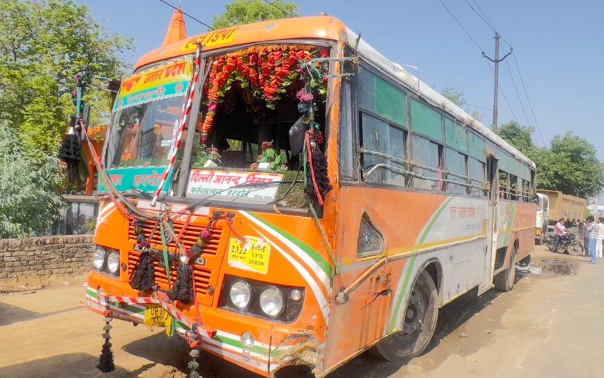 दिल्ली से फर्रुखाबाद जा रही एटा डिपो की बस पलटी, 9 यात्री घायल, चालक-परिचालक फरार