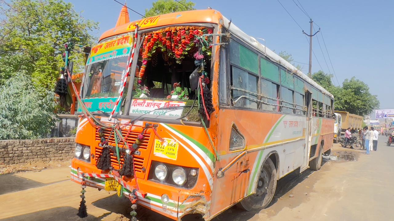 दिल्ली से फर्रुखाबाद जा रही एटा डिपो की बस पलटी, 9 यात्री घायल, चालक-परिचालक फरार