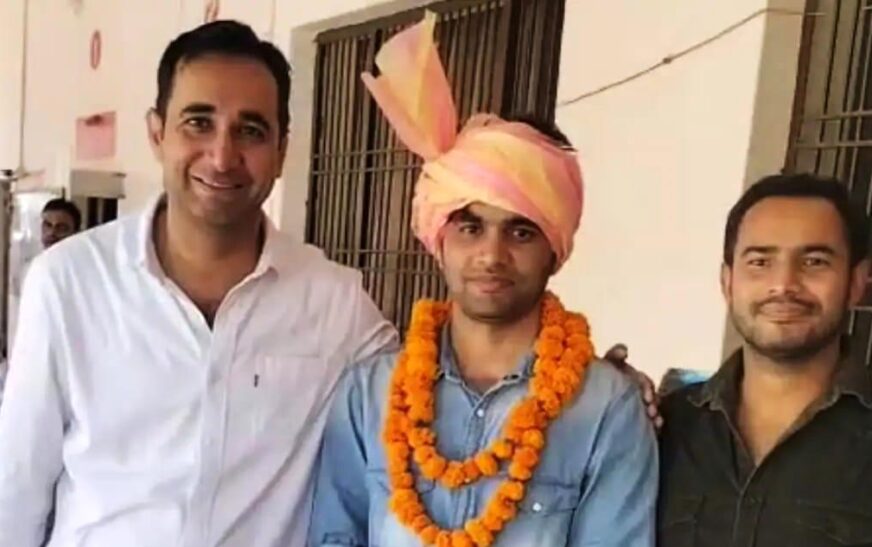 इनकम टैक्स इंस्पेक्टर बने कुरसंडा के अनमोल, गांव पहुंचने पर हुआ स्वागत, मुंबई में थे कार्यरत