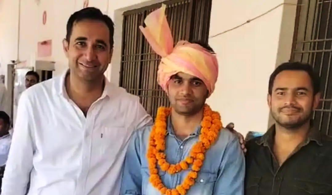 इनकम टैक्स इंस्पेक्टर बने कुरसंडा के अनमोल, गांव पहुंचने पर हुआ स्वागत, मुंबई में थे कार्यरत