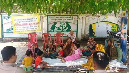 मुरसान हत्याकांड : बेटे को निर्दोष बता कलेक्ट्रेट पर भूख हड़ताल पर बैठी माँ, पुलिस पर लगाए गंभीर आरोप