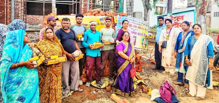 मजदूर दिवस पर जायंट्स ग्रुप ऑफ हाथरस गूंज ने वितरित की खाद्य सामग्री और फुटवियर