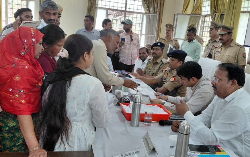 सिकंदराराऊ तहसील में DM और SP ने सुनीं जनसमस्याएं, 237 में से 15 शिकायतों का ऑन-द-स्पॉट निस्तारण, कार्यालयों में पानी के मटके और पक्षियों के लिए सकोरे रखने के निर्देश