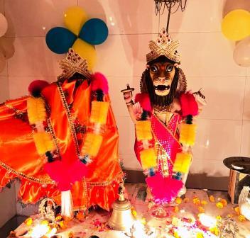 सिकंदराराऊ : 101 दीपों की महाआरती के साथ मनाया गया नरसिंह देव का प्राकट्योत्सव, देर रात तक गूंजे भगवान के जयकारे