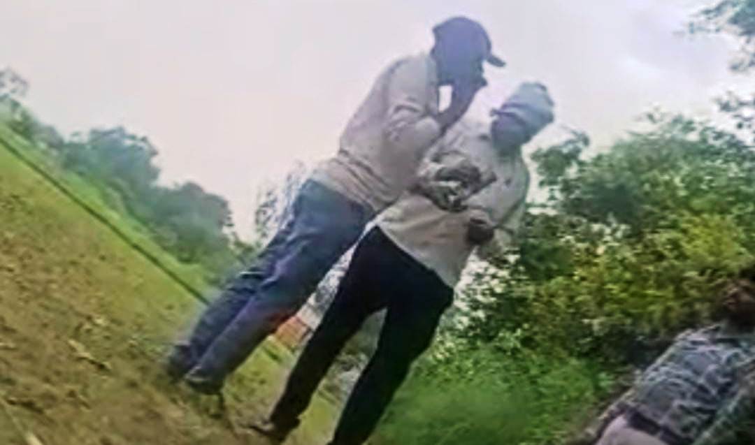 लेखपाल के दो विडियो वायरल के बाद भी नहीं हुई कार्रवाई, आठ दिन में दो बार घूस लेते दिखे निलंबित लेखपाल साहब