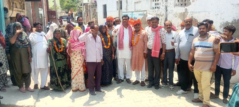 सपा-कांग्रेस नेताओं का पुतला फूंकने से रोकने पर ग्रामीणों का हुआ सम्मान