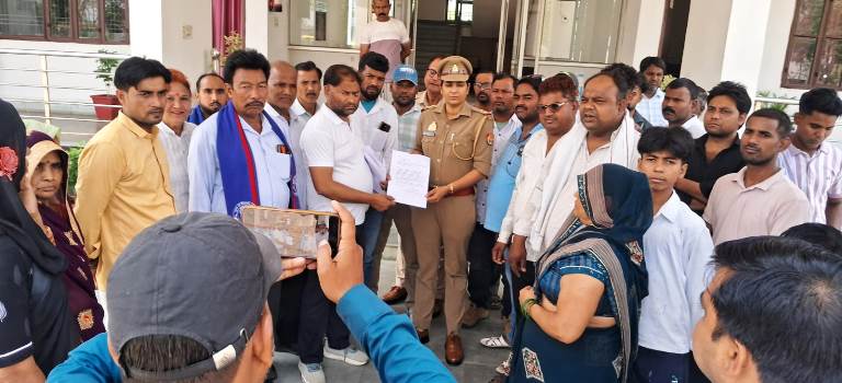समाजसेवी पर हमला करने वाले आरोपियों की शीघ्र गिरफ्तारी की मांग, एसपी कार्यालय पर किया प्रदर्शन