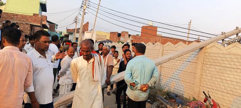 बिजली विभाग की लापरवाही ने ली युवक की जान, सड़क पर झुके पोल से टकराकर बाइक सवार की मौत