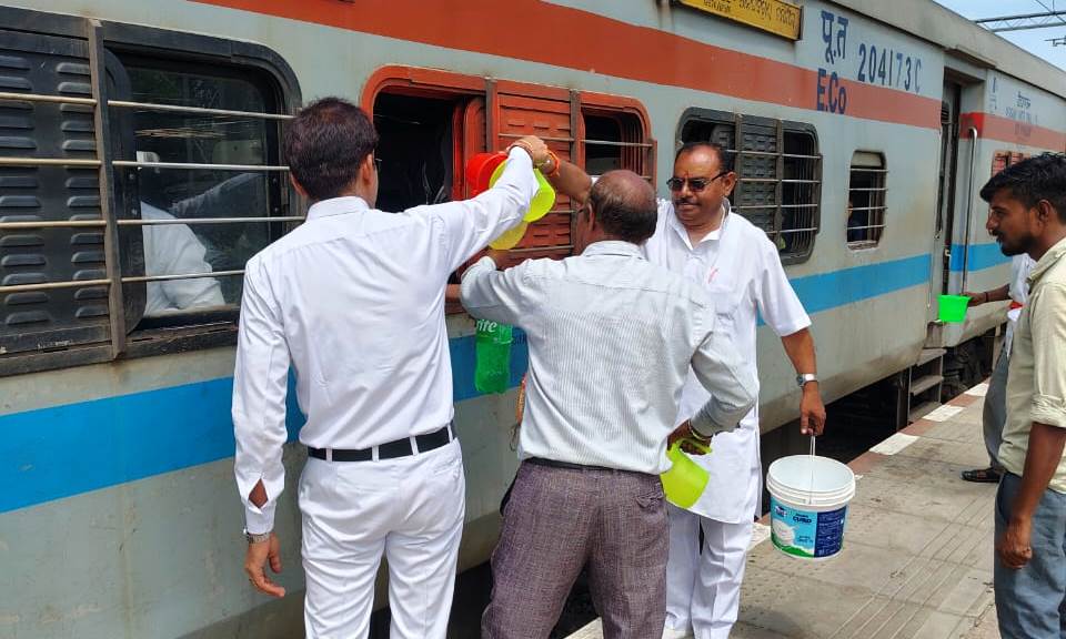 हाथरस जंक्शन स्टेशन पर यात्रियों की बुझ रही प्यास, भीषण गर्मी में सामाजिक संस्था ने संभाला मोर्चा