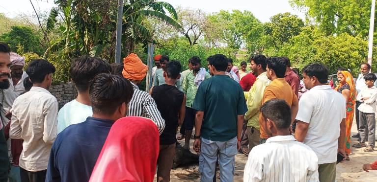 नगर पंचायत की लापरवाही ने ली बेजुबान की जान, स्ट्रीट लाइट के खुले तारों से मचा हड़कंप, पहले भी कई गायों की हो चुकी है मौत, लोगों में भारी आक्रोश