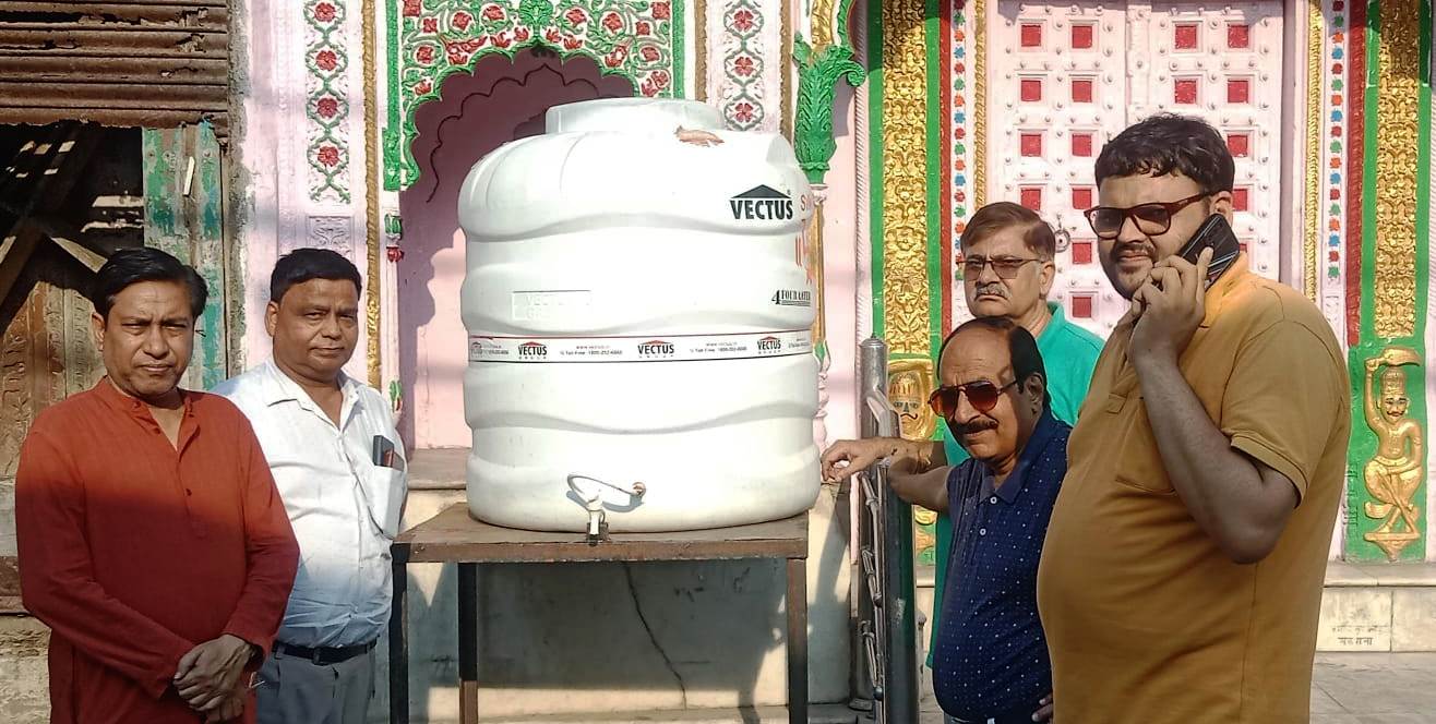 भीषण गर्मी में राहगीरों को मिलेगी राहत, स्वापो ट्रस्ट ने हाथरस के घंटाघर पर शुरू की ठंडे पानी की प्याऊ