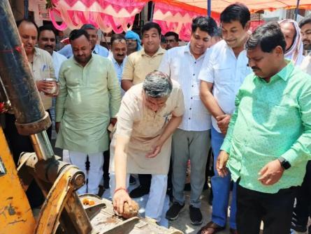 सादाबाद : राया मार्ग पर निर्माण कार्य हुआ शुरू, विधायक ने किया शुभारंभ, मड़नई मोड तक 70 लाख से होगा सड़क का निर्माण