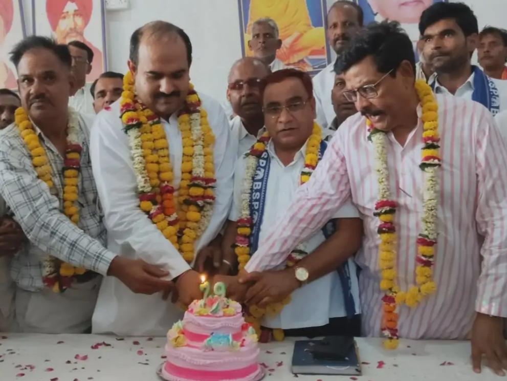बसपाइयों ने केक काटकर मनाई जिले की वर्षगांठ, 29 साल पहले तत्कालीन मुख्यमंत्री मायावती ने दिया था हाथरस को जिले का दर्जा