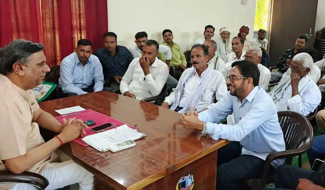सादाबाद : यूरिया किल्लत से जूझ रहे किसानों ने खट-खटाया विधायक गुड्डू चौधरी का दरवाजा