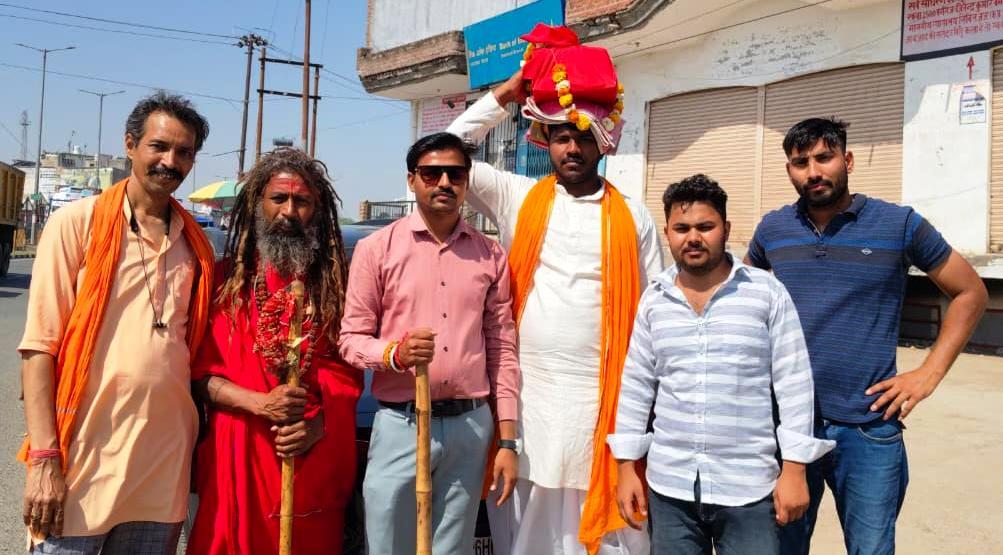21,000 हस्ताक्षरों की जनजागरण यात्रा का सादाबाद में हुआ स्वागत, मथुरा-वृंदावन से लखनऊ तक पैदल जाकर मुख्यमंत्री से करेंगे मुलाकात, ब्रज क्षेत्र को मांस एवं मदिरा मुक्त कराने की मांग