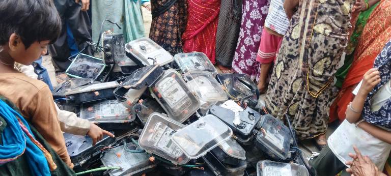 हाथरस में स्मार्ट मीटर के खिलाफ फूटा महिलाओं का गुस्सा, घर से मीटर उखाड़कर बिजली घर पर पटके, भारी बिल और बिना सूचना बिजली कटने से नाराज उपभोक्ता, पुराने मीटर लगाने की उठी मांग