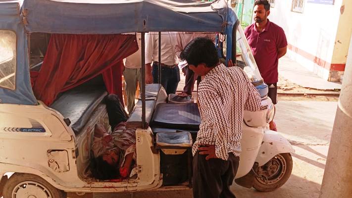 आगरा-अलीगढ़ हाईवे पर भीषण सड़क हादसा, ट्रक की चपेट में आने से एक युवक की मौत, ओवरटेक के चक्कर में हुआ हादसा, तीन घायल