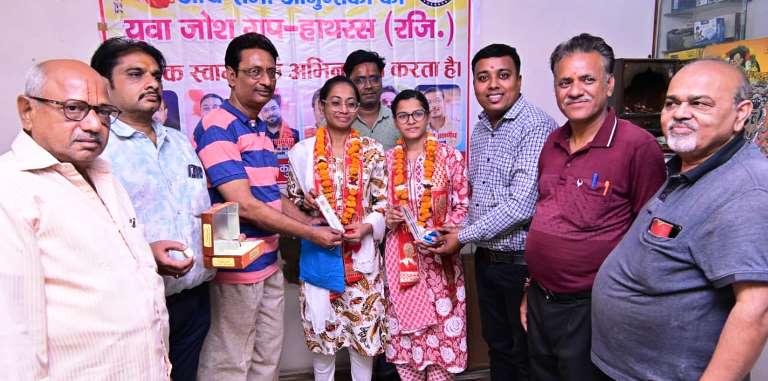 हाथरस की बेटियों ने विकसित भारत यूथ पार्लियामेंट में गाड़े सफलता के झंडे, घर लौटने पर हुआ भव्य स्वागत