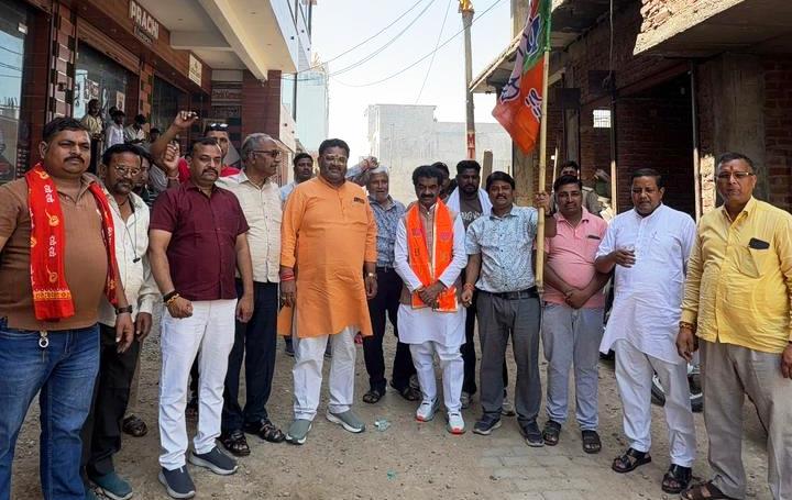 भाजपा की प्रचंड जीत पर निवर्तमान जिलाध्यक्ष शरद माहेश्वरी ने बांटी मिठाई, कार्यकर्ताओं ने जमकर की आतिशबाजी