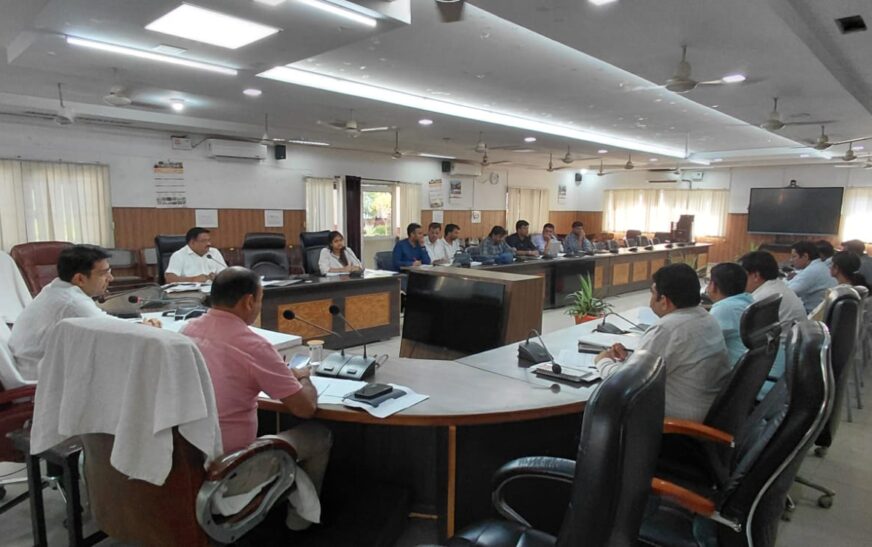 हाइवे निर्माण में देरी पर भड़के डीएम, अधिकारियों को लगाई कड़ी फटकार, कहा – अधिग्रहीत भूमि पर तत्काल कब्जा दिलाएं अधिकारी, आगरा-अलीगढ़ राजमार्ग निर्माण में लाएं तेजी