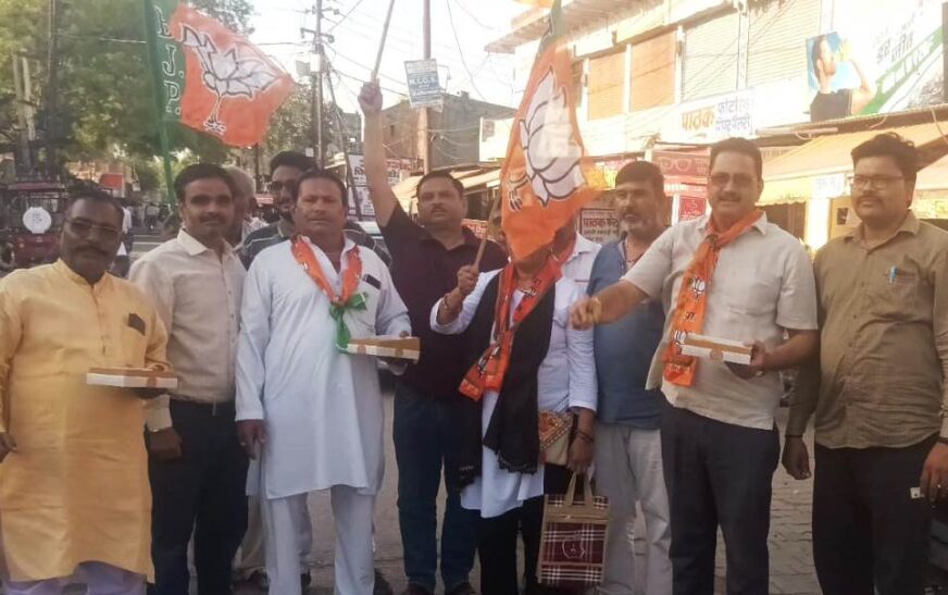बंगाल, असम और पुडुचेरी में भाजपा की जीत का हाथरस में जश्न, कार्यकर्ताओं ने जमकर की आतिशबाजी
